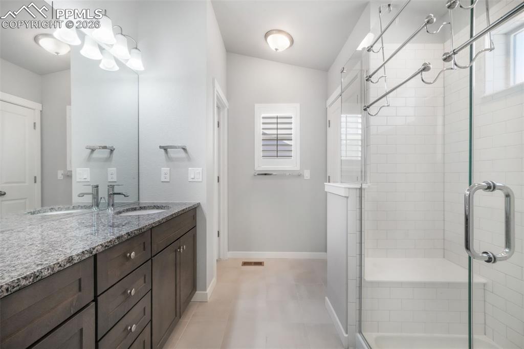 Image 18 of 50: Bathroom