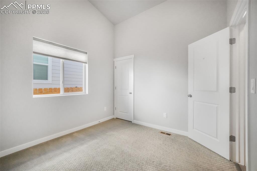 Image 23 of 50: Bedroom