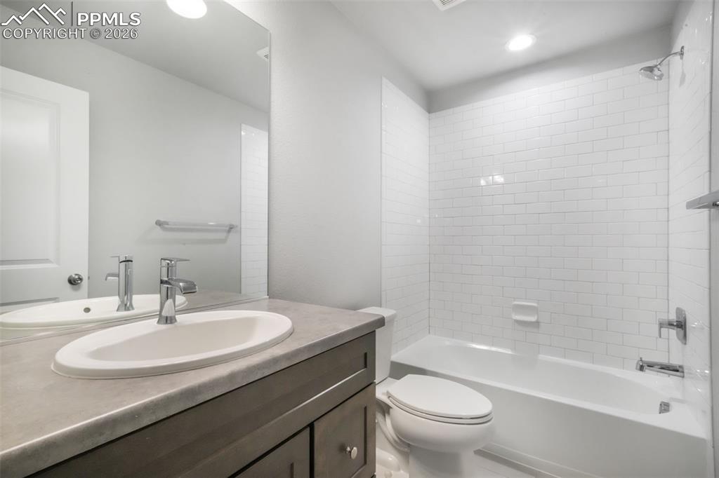 Image 25 of 50: Bathroom