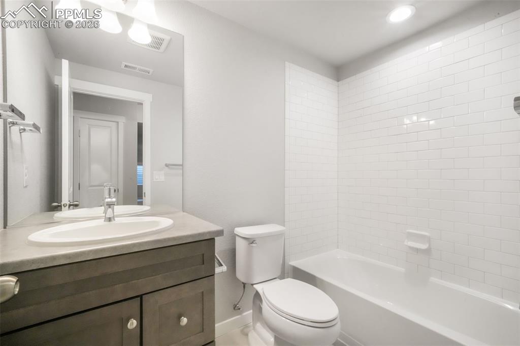 Image 33 of 50: Bathroom