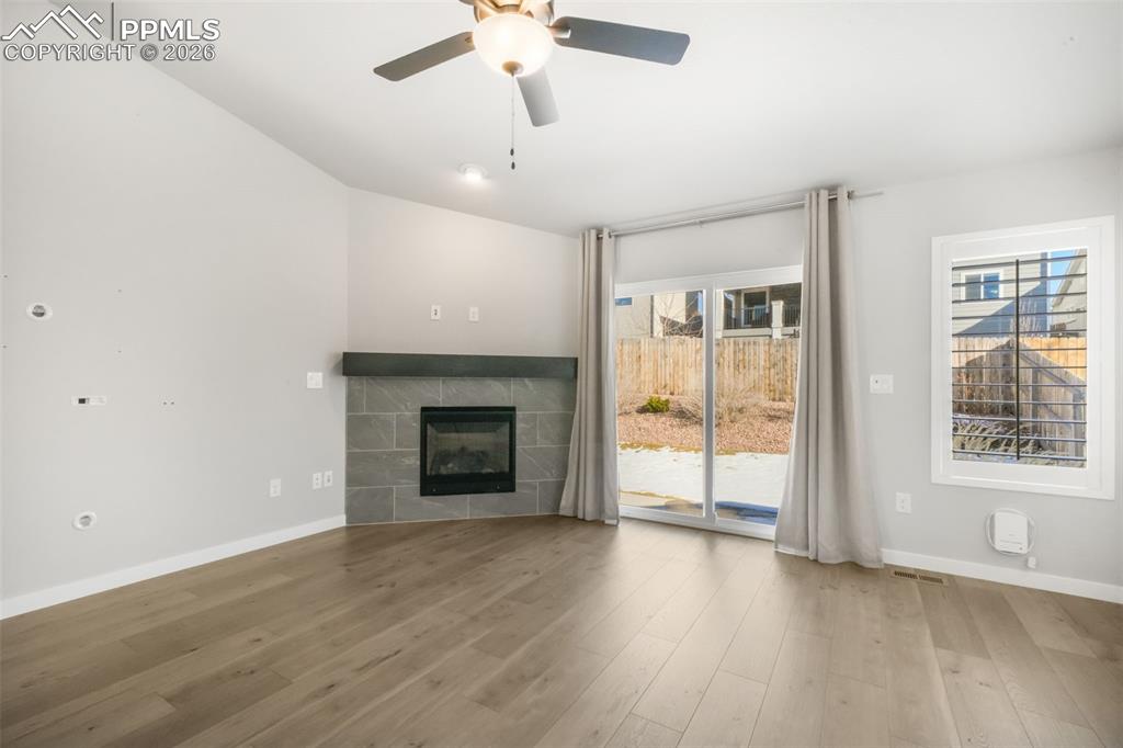 Image 4 of 50: Living Room