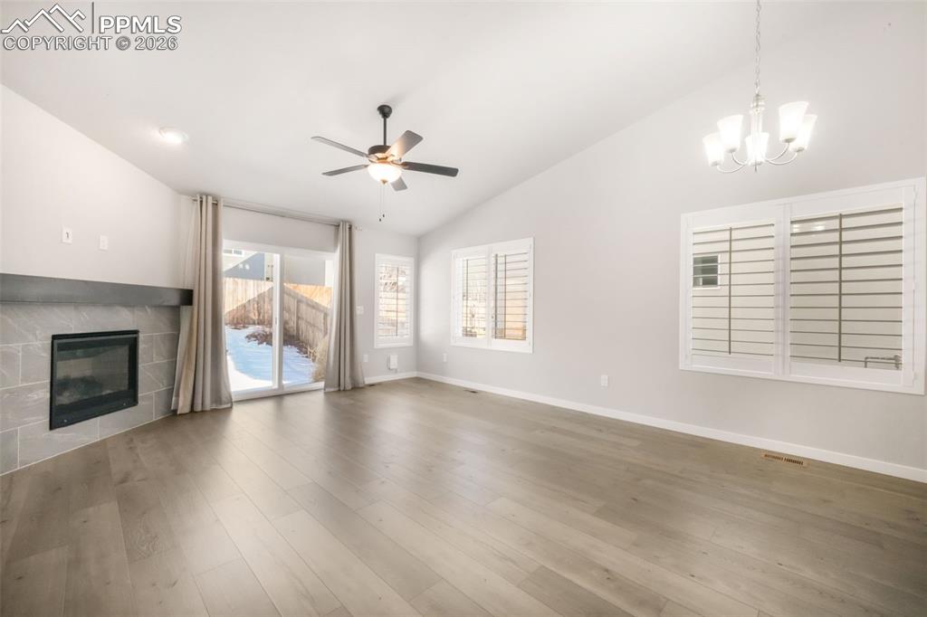 Image 6 of 50: Living Room