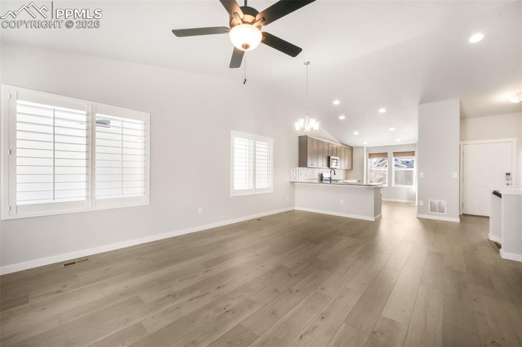 Image 7 of 50: Living Room