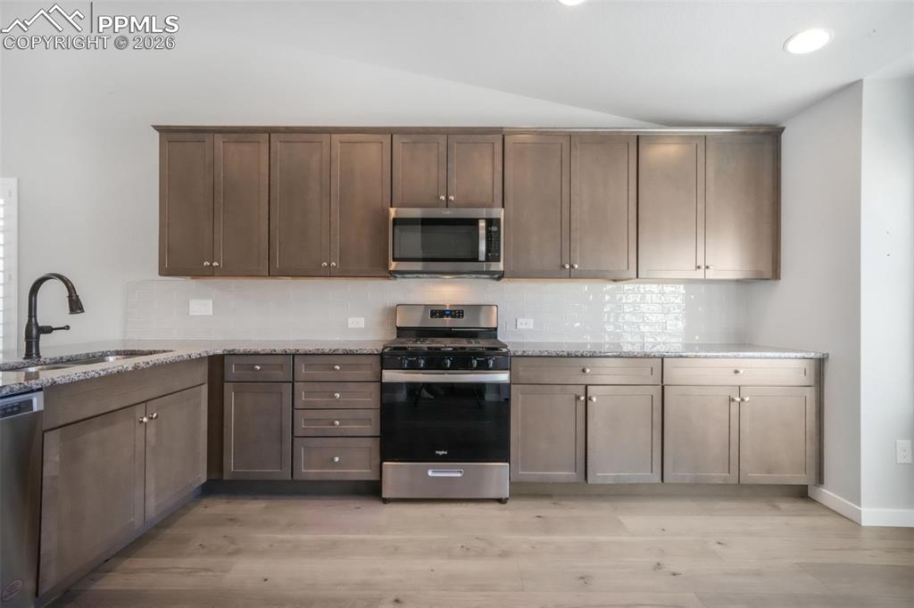 Image 9 of 50: Kitchen