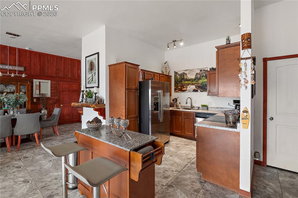 Image 13 of 20: Kitchen