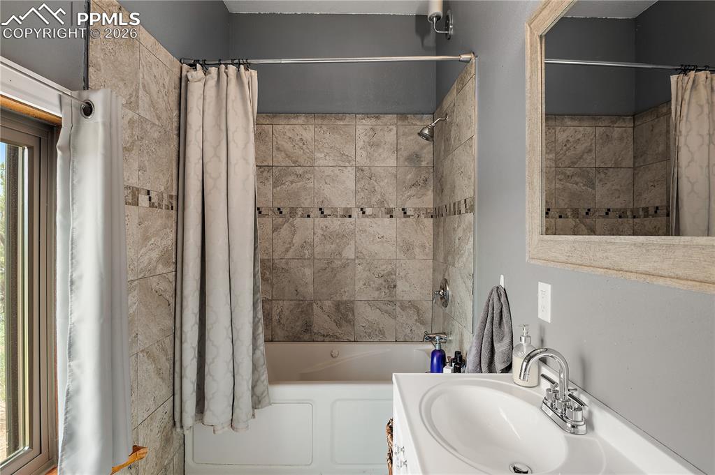 Image 16 of 20: Bathroom