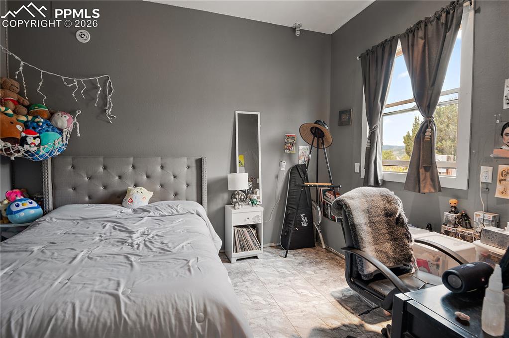 Image 17 of 20: Bedroom