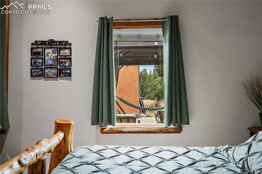 Image 18 of 20: Bedroom