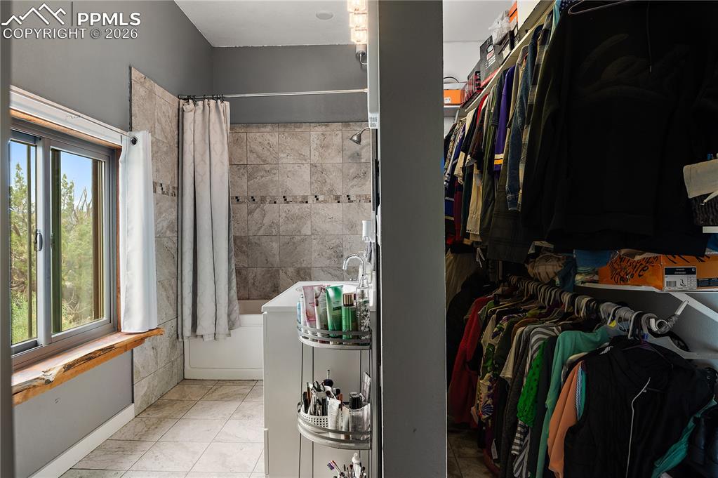 Image 19 of 20: Closet