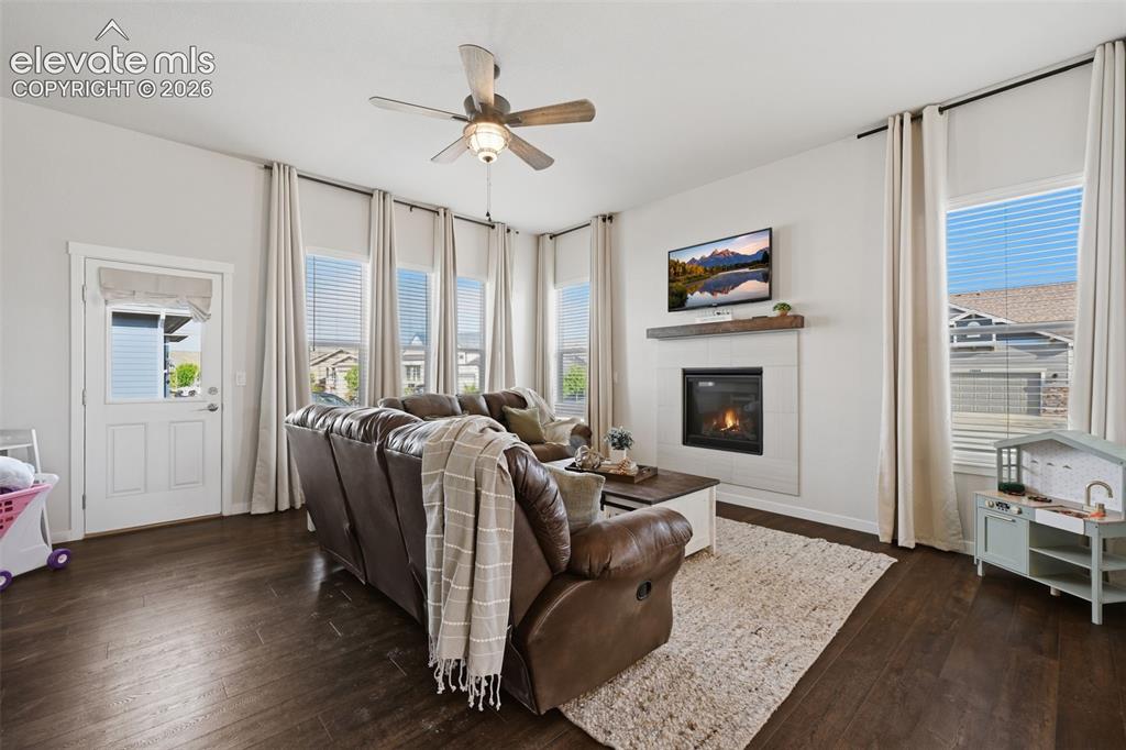 Image 8 of 40: Living Room