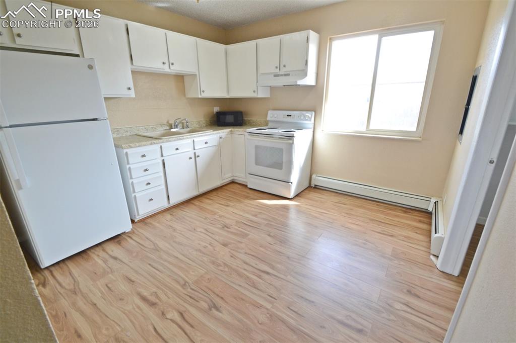 Image 11 of 27: Kitchen