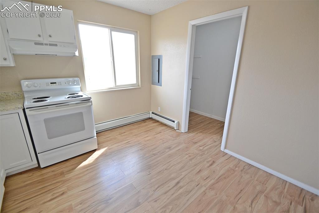 Image 12 of 27: Kitchen