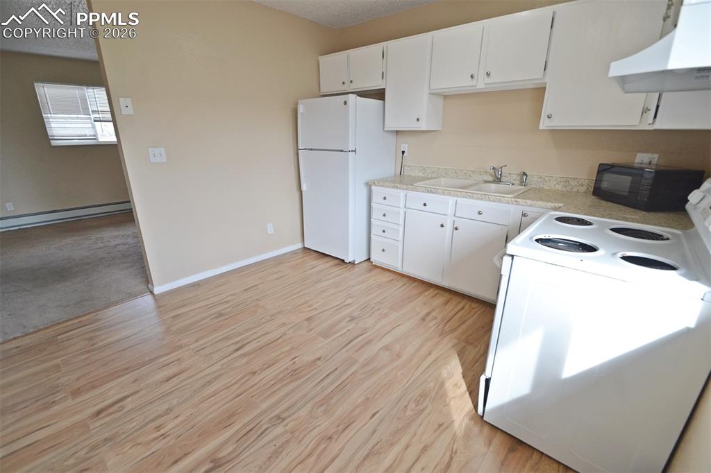 Image 14 of 27: Kitchen