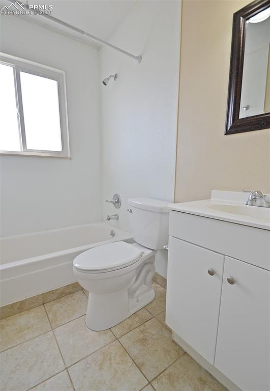 Image 22 of 27: Bathroom