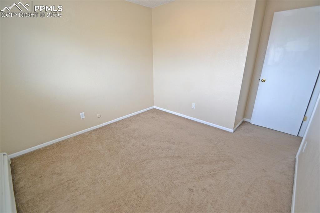 Image 25 of 27: Bedroom