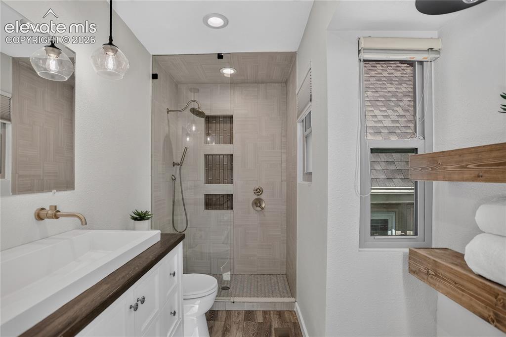 Image 12 of 30: En-suite primary bathroom