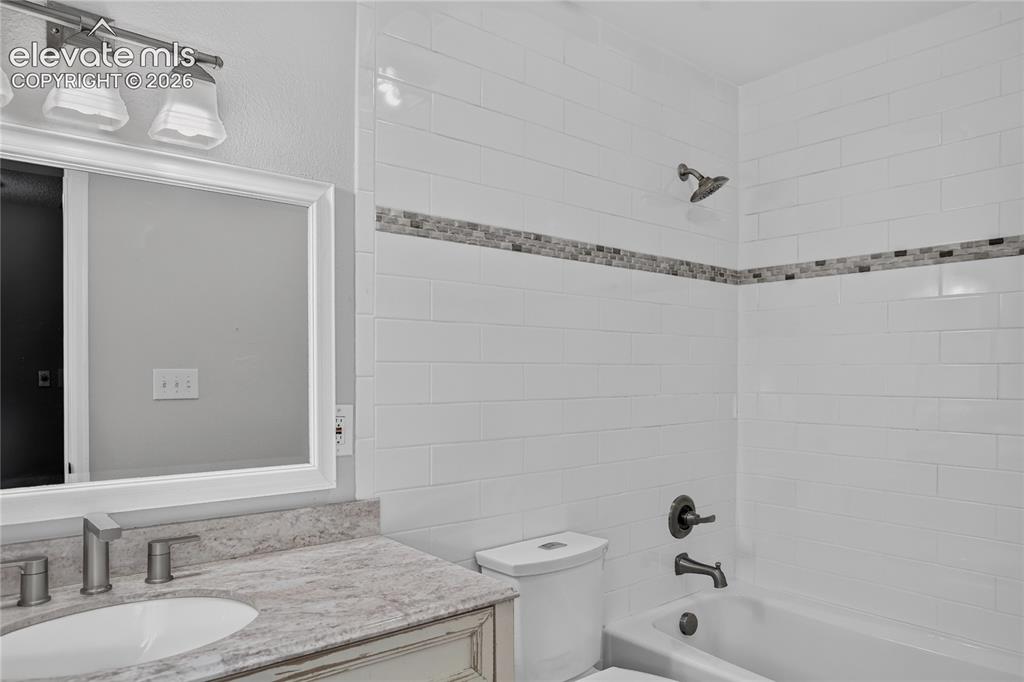 Image 16 of 30: Full guest bath - upper level