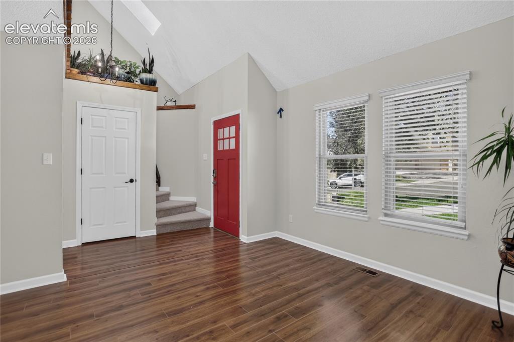 Image 2 of 30: Entry foyer