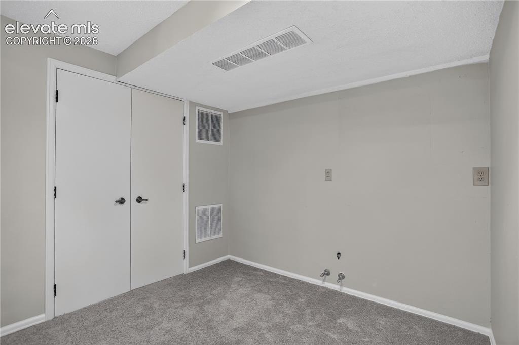 Image 20 of 30: Family plumbed for wet bar