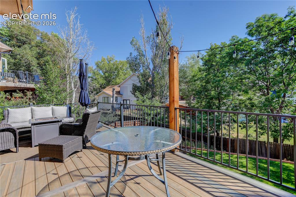 Image 7 of 30: Spacious deck with gas hookup