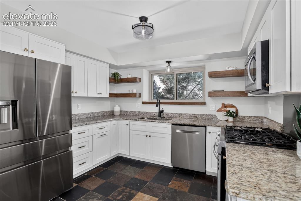 Image 9 of 30: Stainless steel appliances