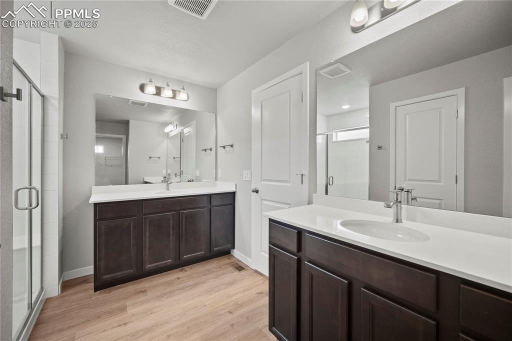 Image 29 of 32: Bathroom