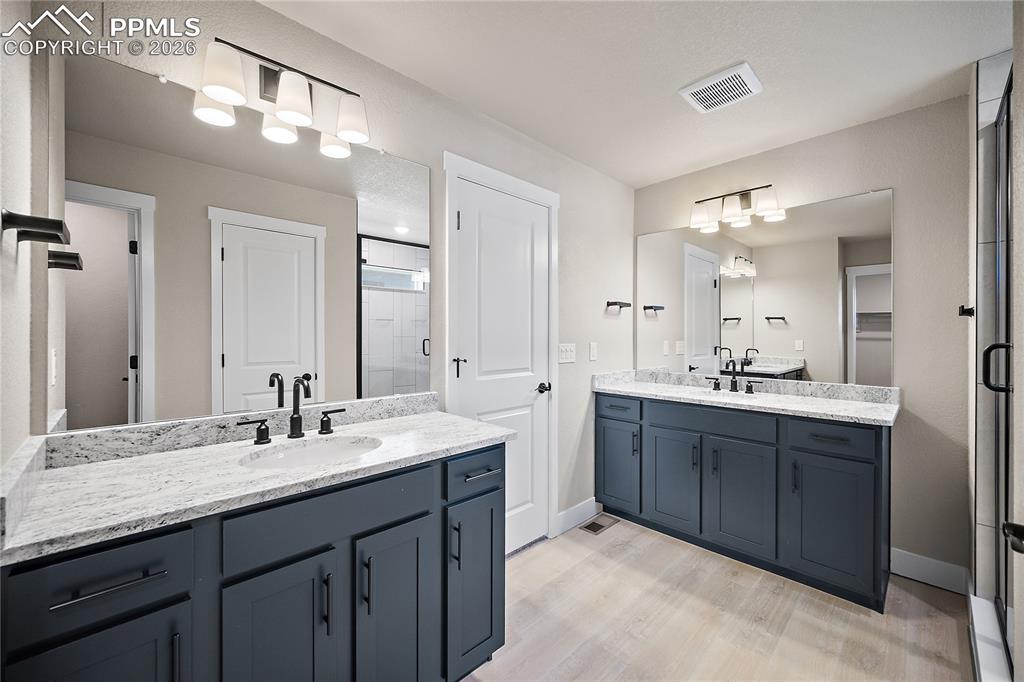 Image 35 of 49: Bathroom