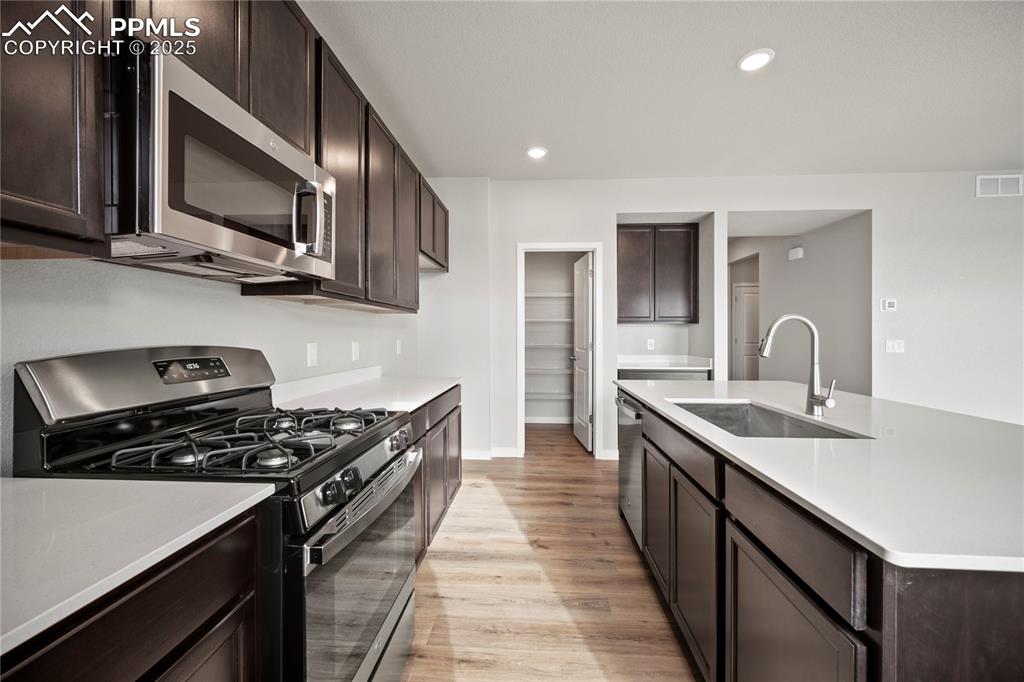 Image 8 of 32: Kitchen