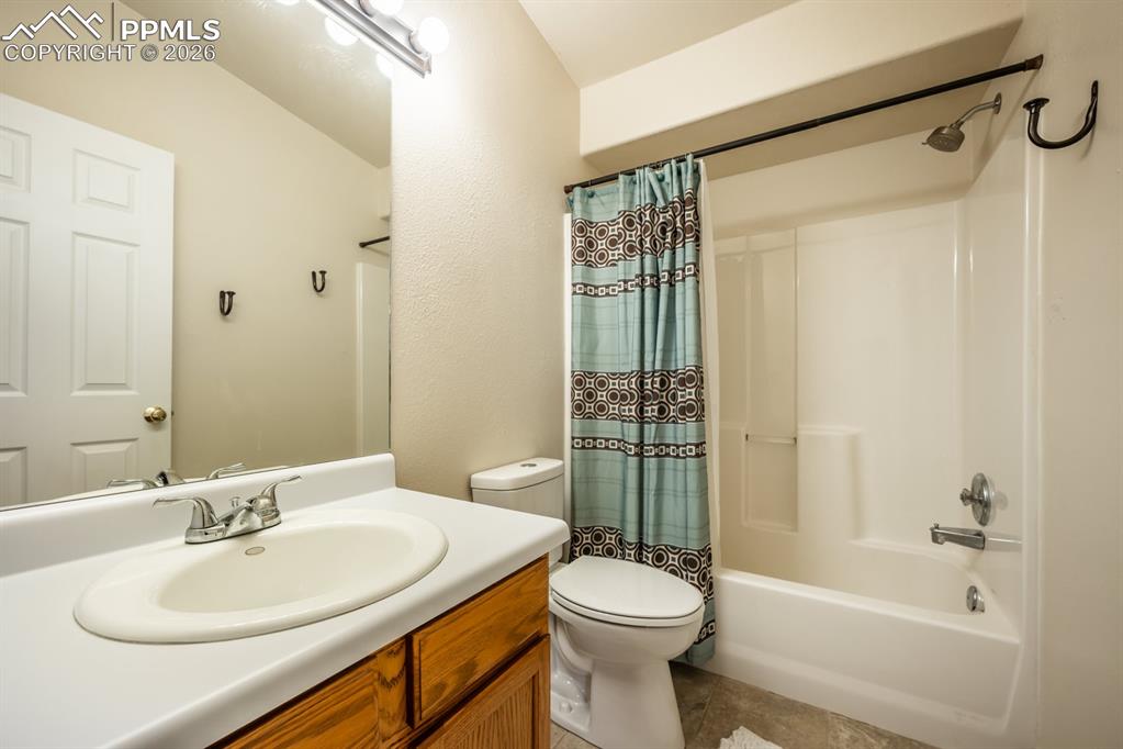 Image 14 of 35: Bathroom