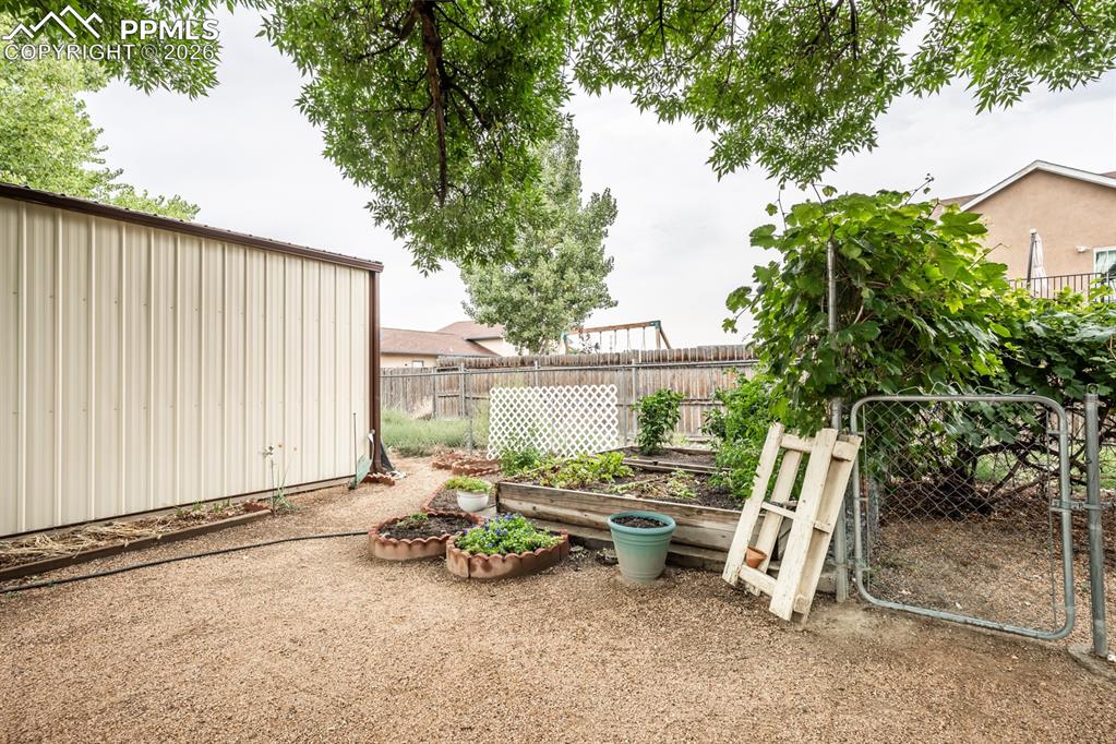 Image 31 of 35: Yard