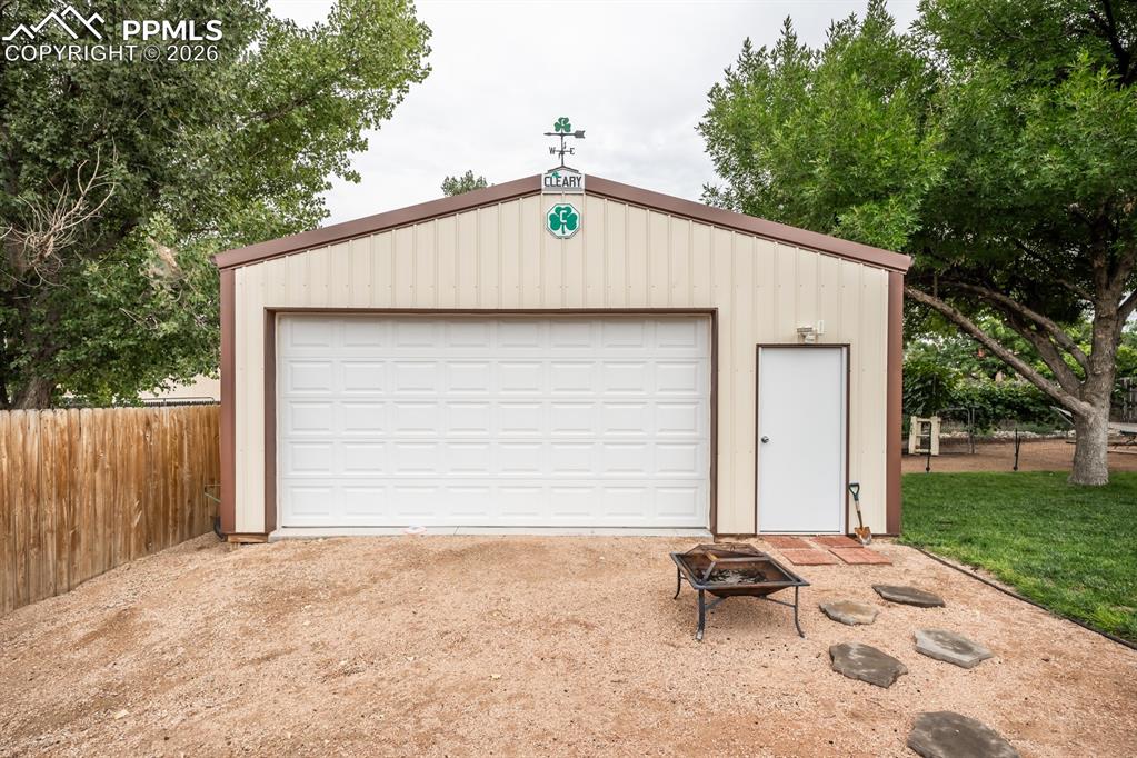 Image 32 of 35: Garage