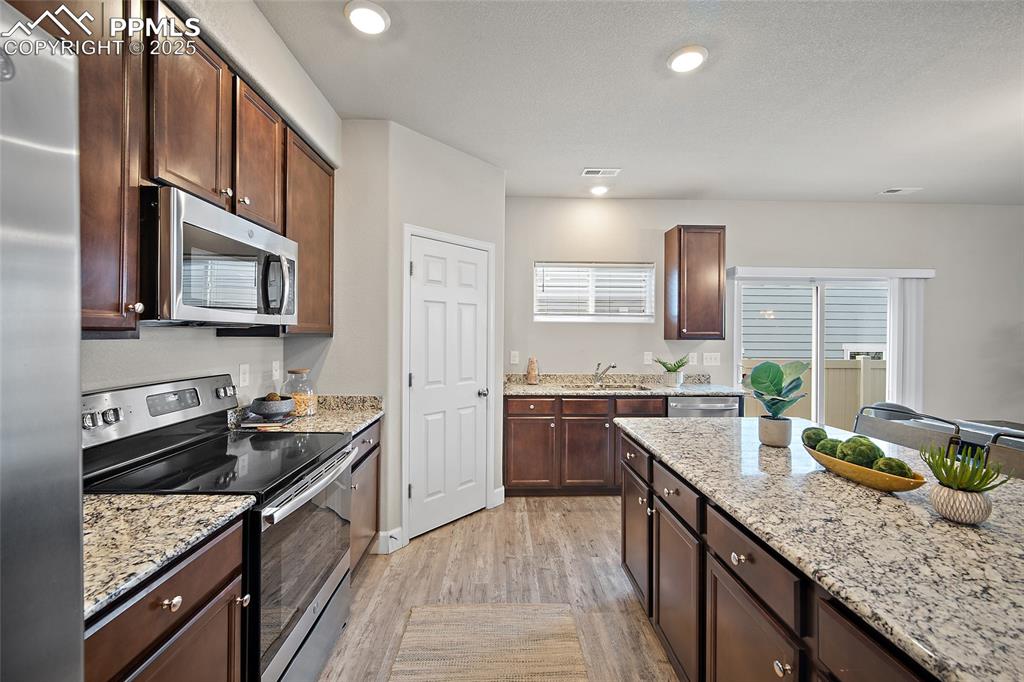 Image 14 of 50: Kitchen