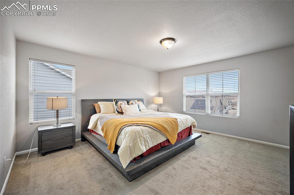 Image 17 of 50: Bedroom