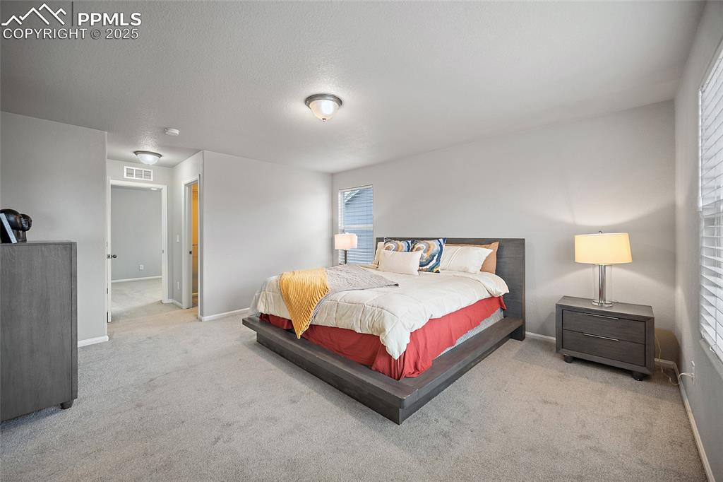 Image 18 of 50: Bedroom