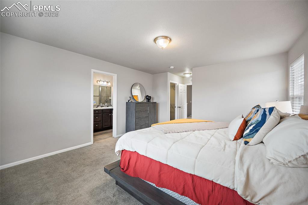 Image 19 of 50: Bedroom