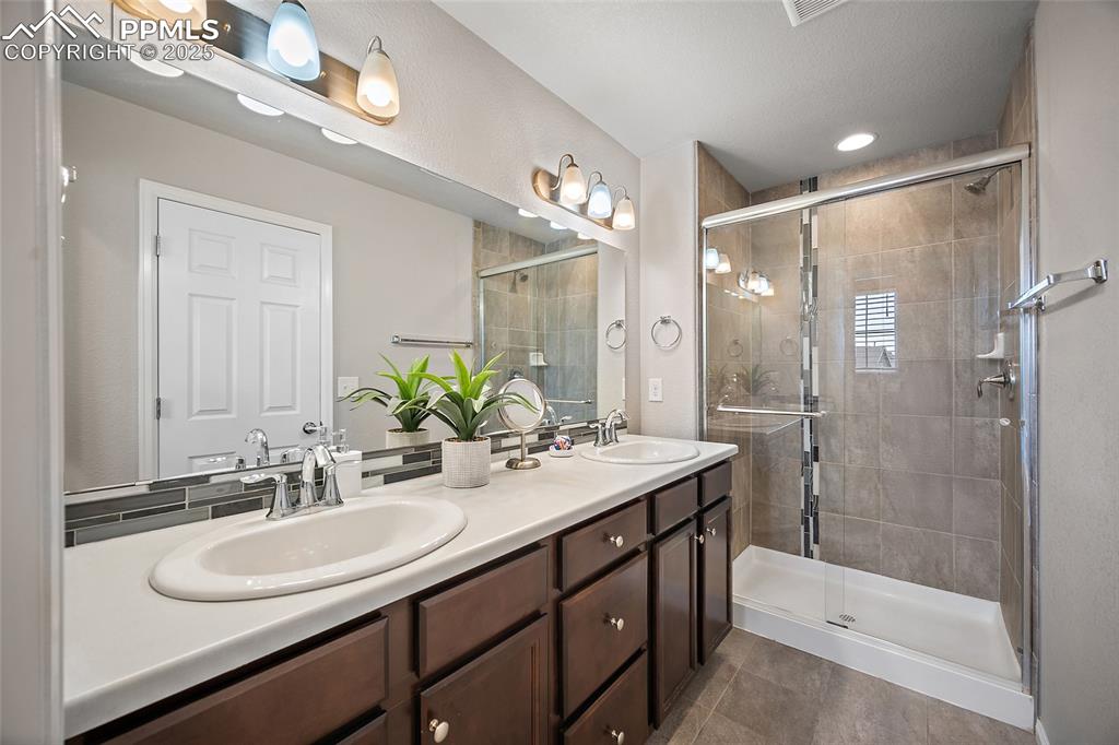 Image 39 of 50: Bathroom