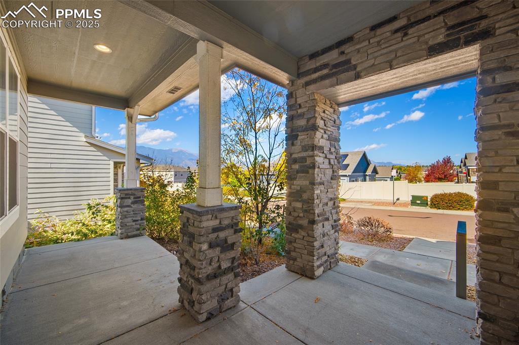 Image 5 of 50: Patio