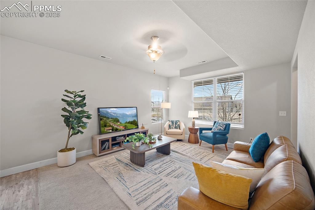 Image 8 of 50: Living Room