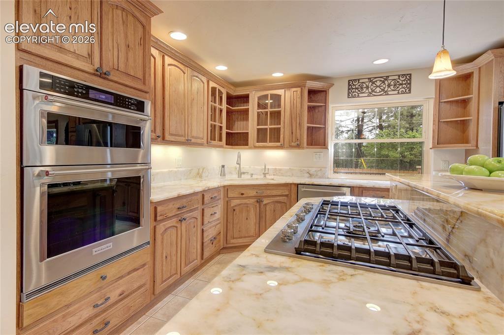 Image 10 of 50: Kitchen