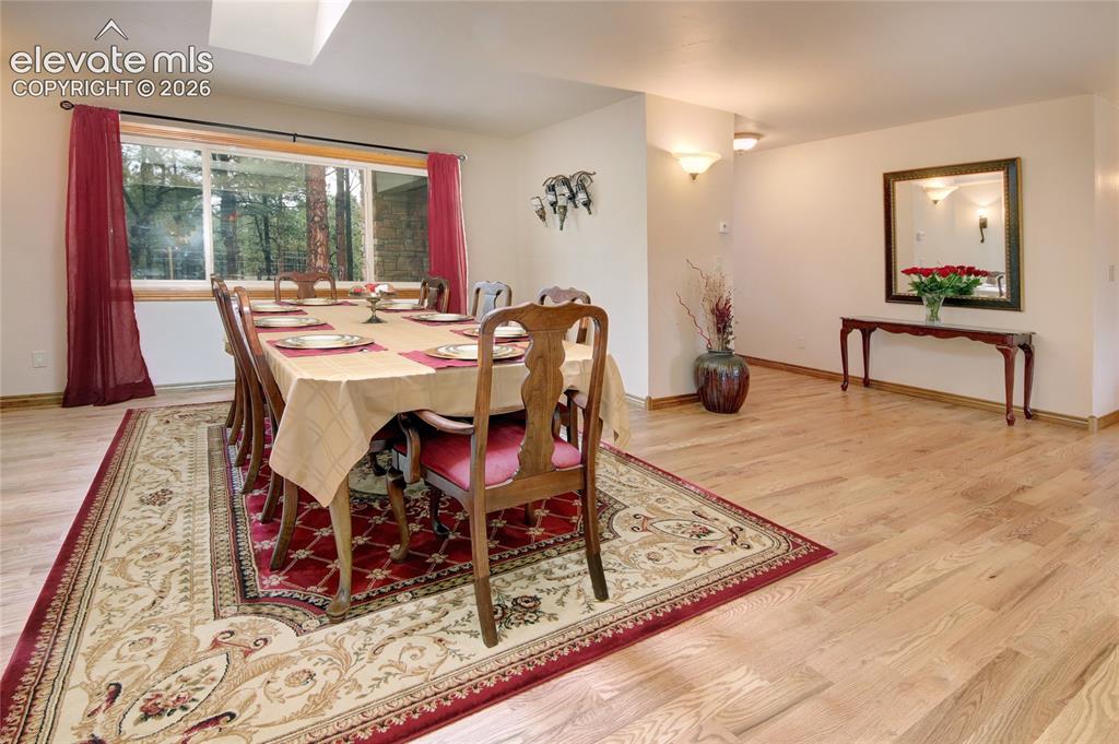 Image 11 of 50: Dining Area