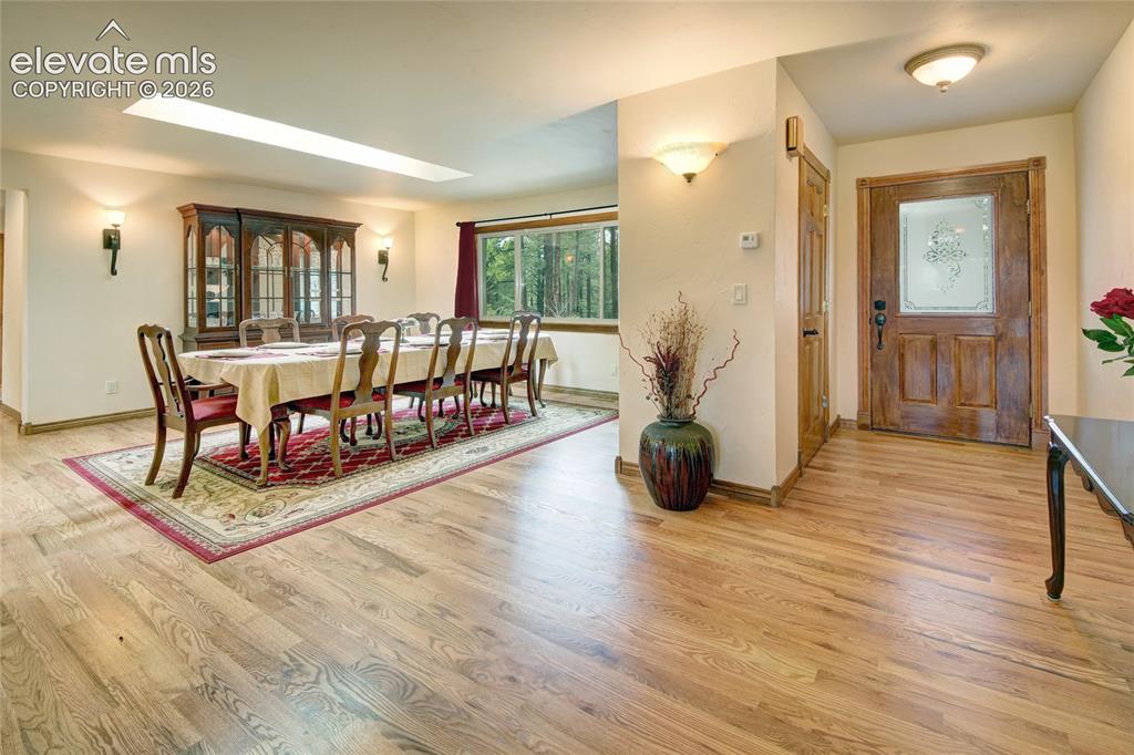 Image 12 of 50: Dining Area