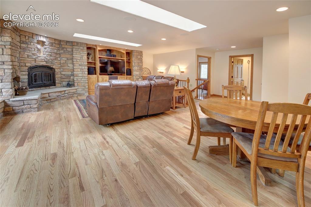Image 16 of 50: Dining Area