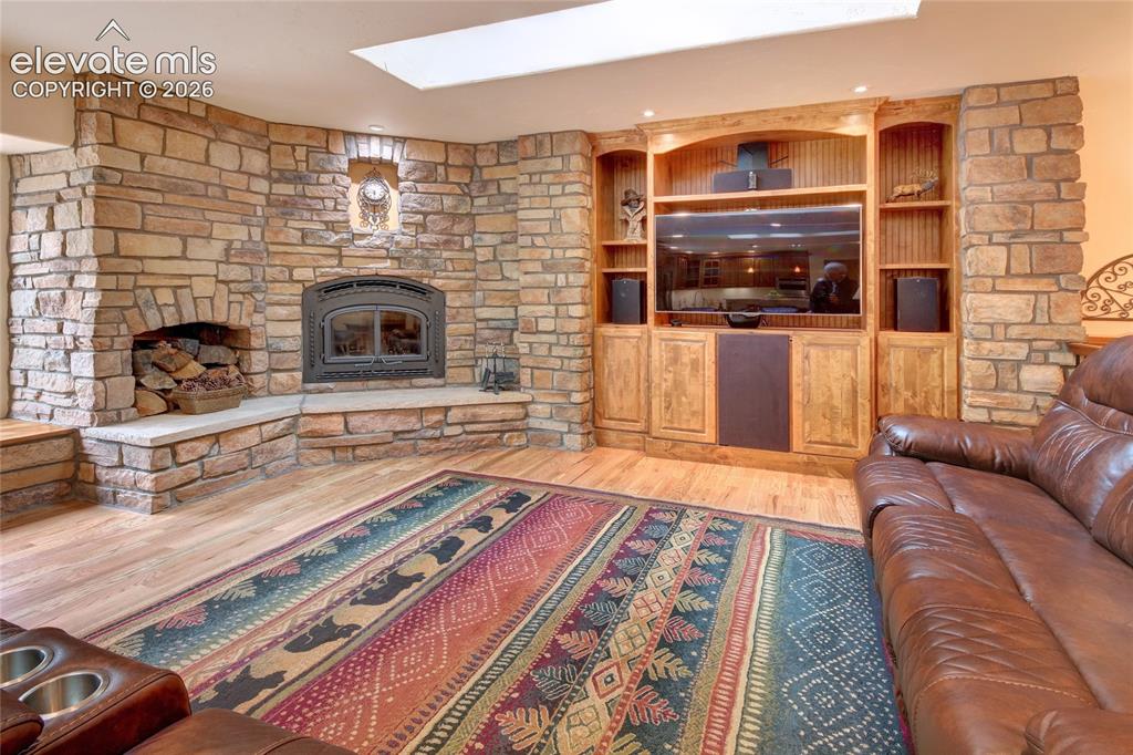 Image 17 of 50: Living Room