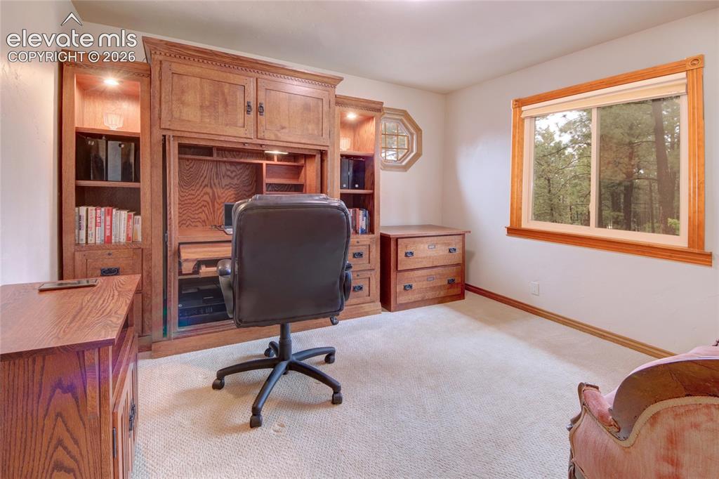 Image 19 of 50: Office