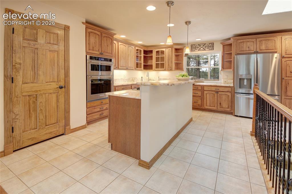 Image 9 of 50: Kitchen