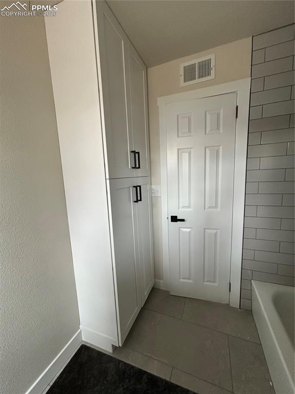 Image 31 of 42: Closet