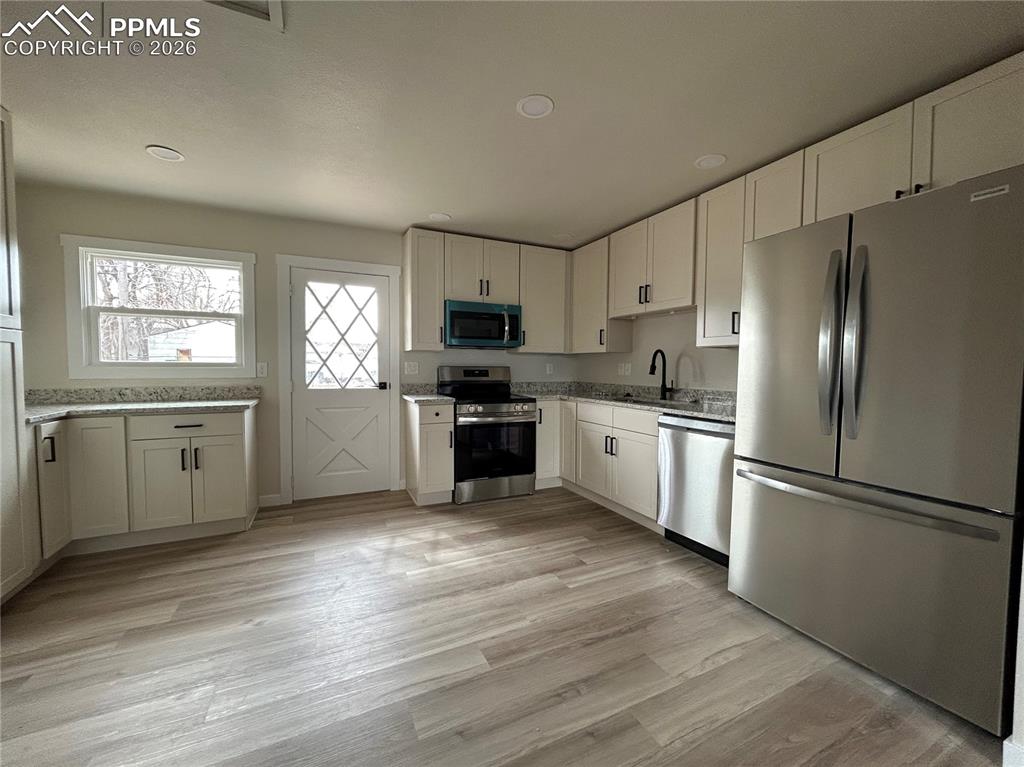 Image 5 of 42: Kitchen