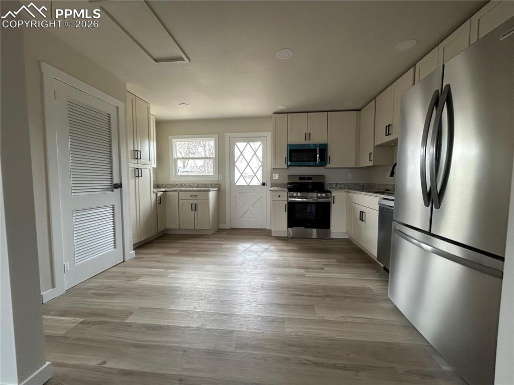 Image 6 of 42: Kitchen