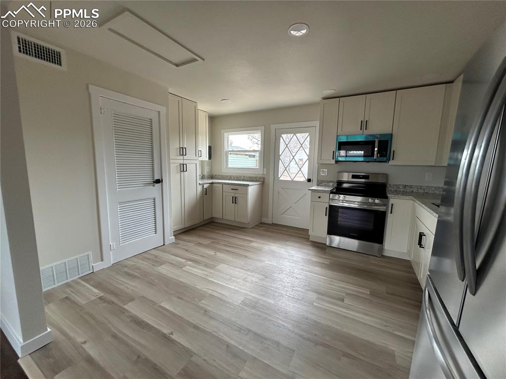 Image 7 of 42: Kitchen