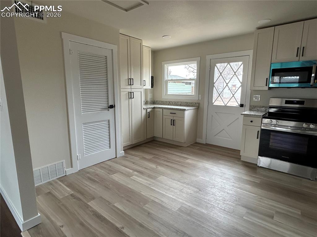 Image 9 of 42: Kitchen